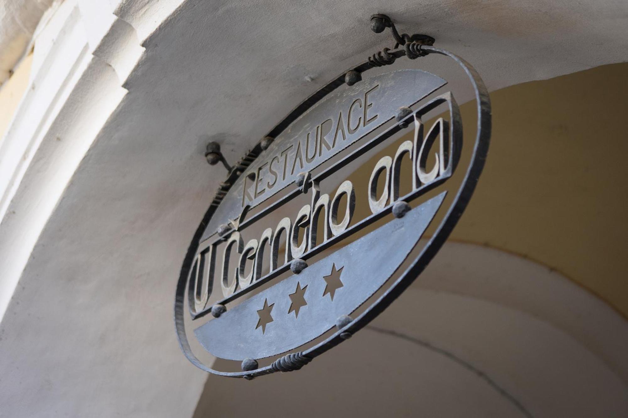 Hotel U Cerneho Orla 텔치 외부 사진
