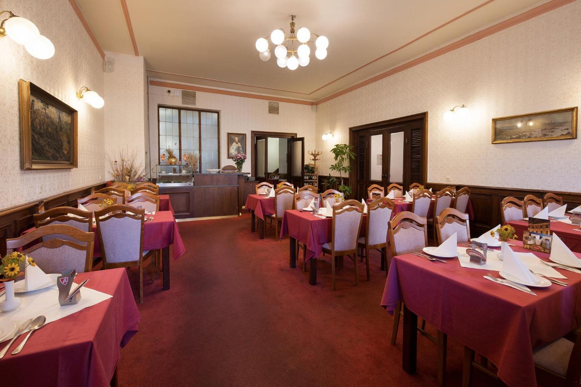 Hotel U Cerneho Orla 텔치 외부 사진